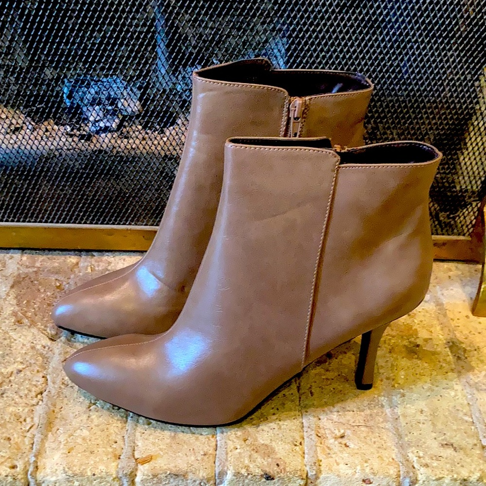 CL Laundry Gorgeous tan brown high heel booties